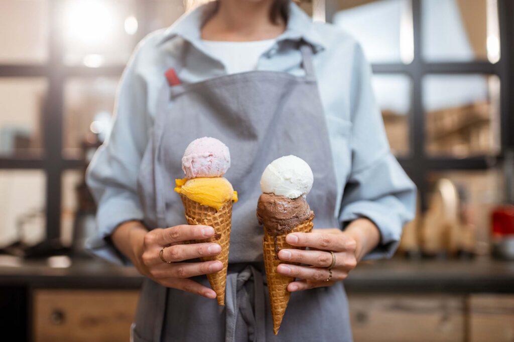 seller-with-ice-creams-in-the-shop-FNWA8EY.jpg