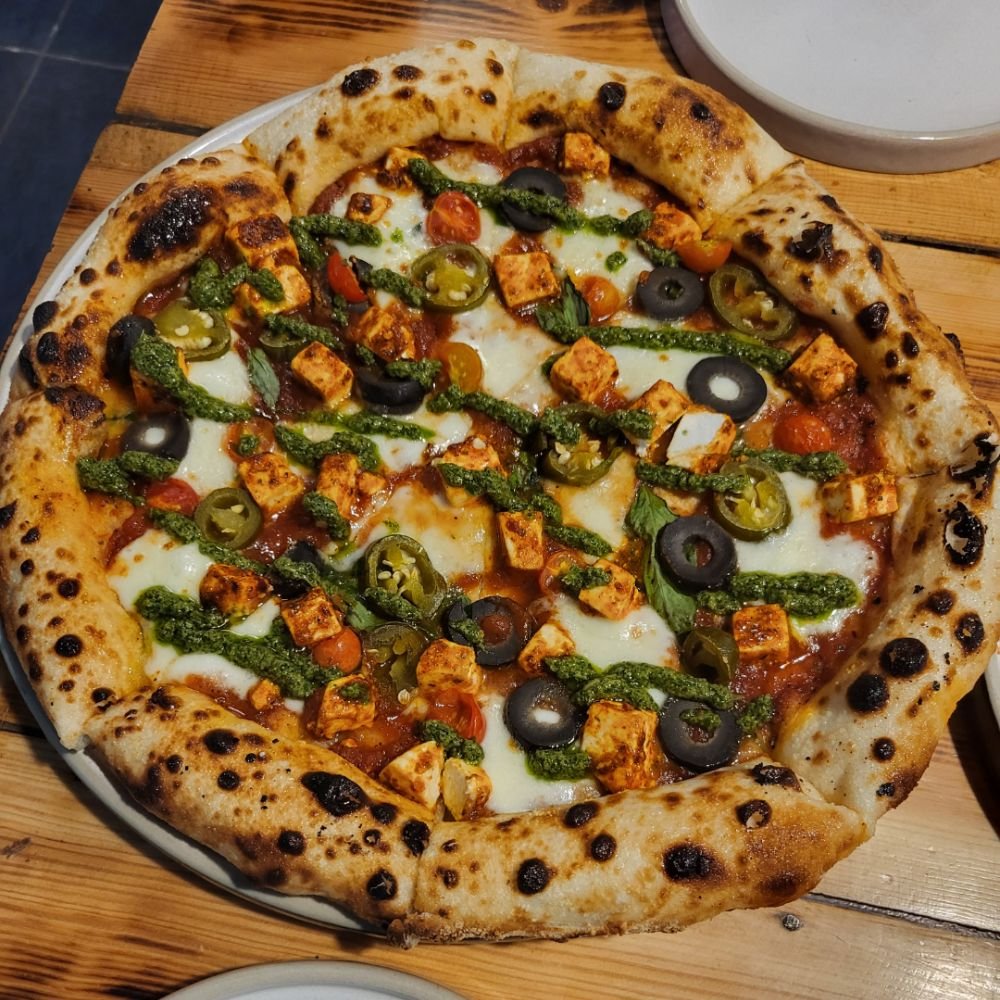 Pesto paneer pizza